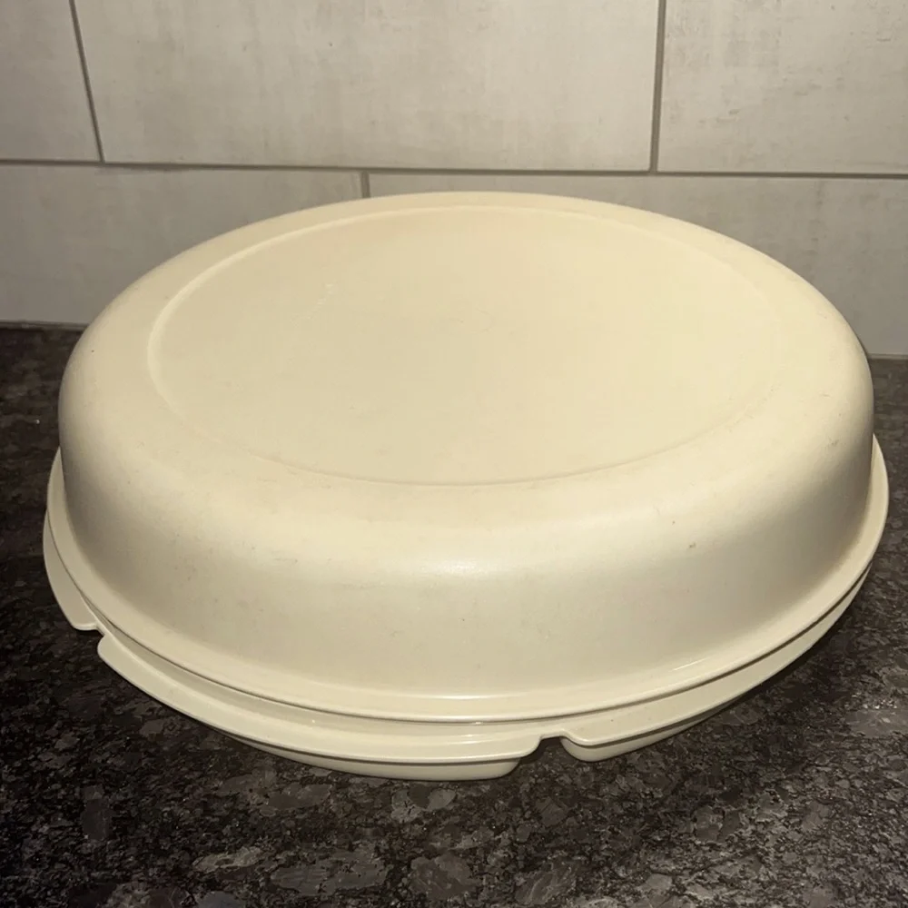 Vintage Chip N Dip serving container by Tupperware. In excellent condition